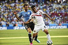 Michael Umaña (rød) ved VM i fodbold 2014  