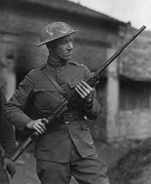 Val Browning, ο γιος του σχεδιαστή (John Browning) με ένα BAR. Αυτή η φωτογραφία τραβήχτηκε στη Γαλλία.
