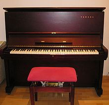 Un piano vertical Yamaha  