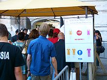 Zīme informē tūristus par minimālajiem ģērbšanās standartiem, kas jāievēro, lai iekļūtu Svētā Pētera bazilikā Vatikānā.