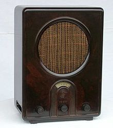 Volksempfänger with bakelite housing