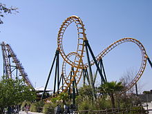 Una montaña rusa Boomerang estándar  