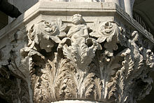 Detalle de uno de los capiteles góticos