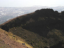 Uma vista da parede da cratera do Vesúvio, com a cidade de Torre del Greco ao fundo
