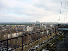 Вид на Чернобыльскую электростанцию из Припяти