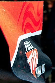 Parrainage Full Tilt sur le capot moteur du VR-01