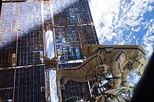 Kosmonauts Sergejs Volkovs strādā ārpus Starptautiskās kosmosa stacijas 2011. gada 3. augustā.