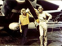 Chorąży George Gay (po prawej), jedyny ocalały z eskadry VT-8 TBD Devastator, przed jego samolotem, 4 czerwca 1942.