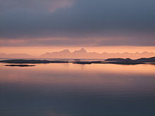 Der Vestfjord mit den Bergen des Lofoten-Archipels von der Insel Løvøy in Steigen aus gesehen. Der Vågakaillen (942 m) ist der höhere der beiden Gipfel in der Bildmitte.