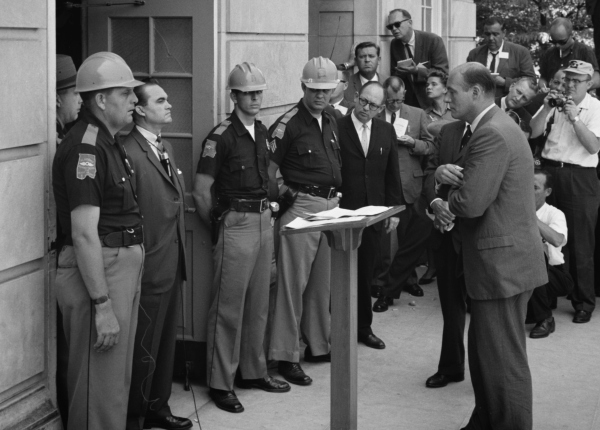 George'as Wallace'as stovi prie Alabamos universiteto durų, kad neleistų juodaodžiams studentams patekti į universitetą