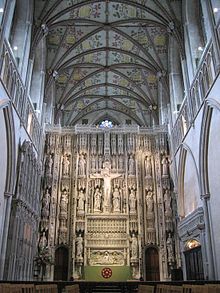 Der Wallingford-Screen von ca. 1480 - die Statuen sind viktorianische Ersatzfiguren (1884-89) der Originale, die bei der Auflösung der Klöster zerstört wurden, als auch der Screen selbst beschädigt wurde. Die Statuen des Heiligen Alban und des Heiligen Amphibalus stehen auf beiden Seiten des Altars.