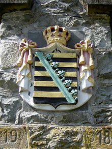 Escudo de los Ernestinos en un mojón &nbsp;   