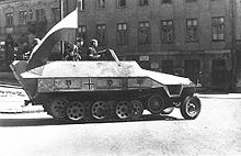 Schwytany Sd.Kfz. 251 V Dywizja Pancerna SS Wiking w dniu 14 sierpnia 1944 r. weszła do służby z 8 pułkiem "Krybar". Zajęty na Tamce przy Bulwarze Na Skarpie żołnierz z posłem 40 jest dowódcą Adama Dewicza "Szarego Wilka". Od jego pseudonimu powstańcy nazwali pojazd "Szarego Wilka" i użyli go w ataku na Uniwersytet Warszawski.