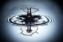 Waterdruppel die golven maakt