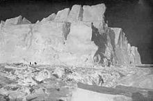 Ledovec ve Weddellově moři v oblasti "Nového jižního Grónska", expedice Endurance srpen 1915. Shackleton si všiml, jak se pevnina často mění v ledové hory.