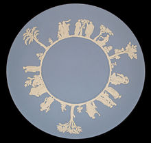 Assiette bleue typique de Wedgwood avec décor blanc