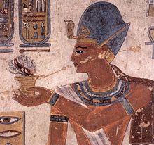 Ramses III. budoval vodní zahrady a zde se zdá, že drží lotosový květ.