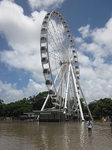 Roda de Brisbane durante as enchentes