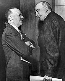 John Maynard Keynes (vpravo) zastupoval na konferenci Spojené království a Harry Dexter White (vlevo) Spojené státy.
