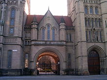 Vchod do Whitworth Hall, součásti kampusu Manchesterské univerzity