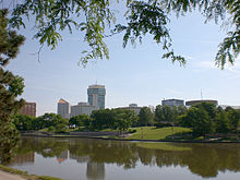 O centro de Wichita visto da margem oeste do Rio Arkansas (2010)