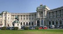 Část Hofburgu Neue Burg při pohledu z náměstí Heldenplatz.