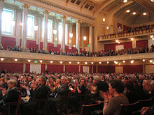 Vienos koncertų rūmų (Wien Konzerthaus) didžioji salė. Scena yra kairėje nuotraukos pusėje.