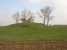 Monument from 1920 on the summit, in the background the hunting lodge Stern, which today houses an exhibition about the battle
