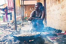 Kvinna som förbereder jordnötssmör i Guinea-Bissau