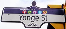Znak na ulici Yonge v projektu Downtown Yonge