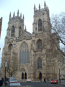 Západní průčelí York Minster je krásným příkladem zdobené gotické architektury, například propracovanou intarzií hlavního okna. V tomto období dosáhlo detailní řezbářství svého vrcholu, okna a hlavice jsou složitě vyřezávané, často s rostlinnými vzory.