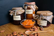 Trijų skirtingų rūšių stiklainis uogienės