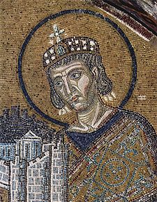 Konstantin I. je sklical škofe krščanske Cerkve v Nikejo, da bi se soočili z razhajanji v Cerkvi. (mozaik v Hagiji Sofiji v Konstantinoplu, okoli leta 1000)