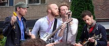 Coldplay uppträder live utanför BBC Television Centre under sin Viva la Vida-turné 2008.  