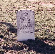 Graven af Samuel Dashiell Hammett på Arlington National Cemetery, (sektion 12, sted 508)