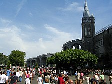 Majoriteten av besökarna är pilgrimer som fyller domänens offentliga rum.