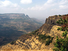 Mumbai'nin doğusunda, Matheran yakınlarındaki Deccan Tuzakları