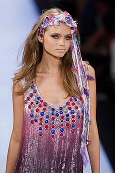 Modemodel: Abbey Lee toont ontwerp van Diana Furstenberg, 2009  