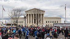 Skupina za življenje protestira pred Vrhovnim sodiščem ZDA v Washingtonu, D.C.