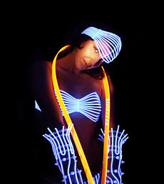 Performances dans les boîtes de nuit. Créé par l'artiste Beo Beyond.