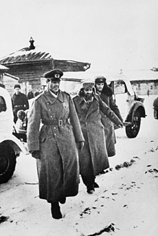 Generalfeldmarschall Friedrich Paulus (stânga), împreună cu șeful său de stat major, generalul-locotenent Arthur Schmidt (centru) și cu ajutorul său, Wilhelm Adam (dreapta), după predarea lor.  