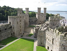 Hrad Caernarfon, jeden z Edwardových velšských hradů.