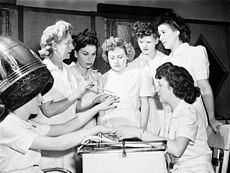 Ex militares aprendiendo técnicas de manicura, 1945  