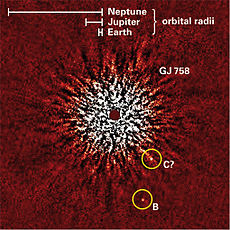 すばる望遠鏡で撮影されたグリーゼ758系の近赤外発見画像。伴星を惑星と見なすべきか、褐色矮星と見なすべきかは不明である。