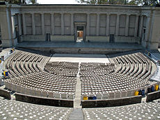 Reproducerea unui teatru grecesc: Hearst Greek Theatre, Universitatea din California, Berkeley.