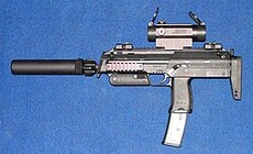 De nieuwste versie: MP7A1, uitgerust met een onderdrukker (minder lawaai), verlengd magazijn (meer kogels) en een reflexvizier (beter richten).  