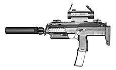 Uusin versio: MP7A1, jossa on vaimennin (vähemmän melua), pidennetty lipas (enemmän patruunoita) ja heijastin (parempi tähtäys).