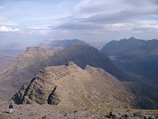 Vedere spre est de la Sgurr Mhòr peste "Coarnele" lui Beinn Alligin