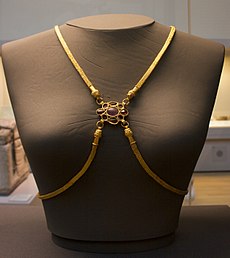 Vooraanzicht van de gouden lichaamsketting van de Hoxne Hoard. Zichtbaar zijn een amethist en vier granaten; vier andere edelstenen, vermoedelijk parels, ontbreken.