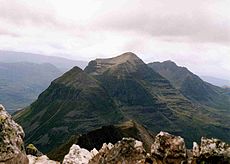 Liathach văzut de pe Beinn Eighe. Cu "vârful" Munro Stuc a' Choire Dhuibh Bhig (915 metri) în prim-plan și cele două vârfuri Munro în fundal.